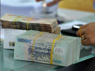 Người gửi ít lợi, kẻ vay thiệt thòi khi ngân hàng đua lãi suất