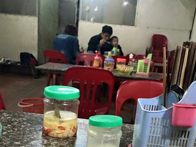 Ông chồng đút cho con, nhường vợ ăn trước rồi mới tới lượt mình khiến chị em xuýt xoa