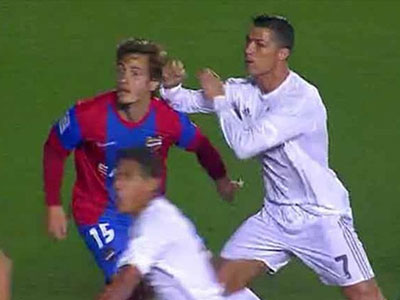 Ronaldo lại bị tố đánh cầu thủ đối phương