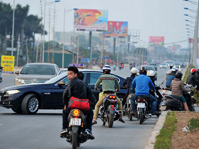 Rùng mình xe đi ngược chiều lao vun vút trên đường nghìn tỉ