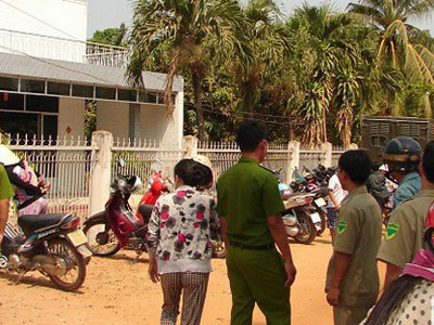 Thảm án ở Tây Ninh: Bố cầm dao đâm thấu tim con trai giữa đêm khuya