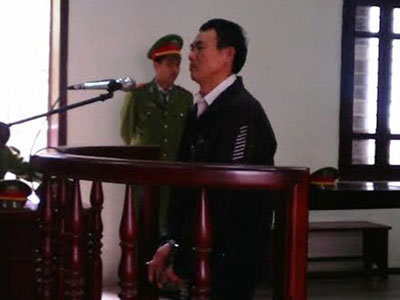 Chém chết con, bố dùng gậy đẩy con xuống mương phi tang