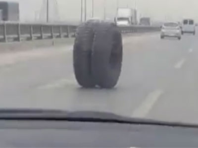 Clip: Hoảng hồn cảnh bánh ôtô bất ngờ "dạo chơi" trên đường vành đai