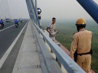 Đội trưởng CSGT khuyên can nam thanh niên định tự tử vì tình