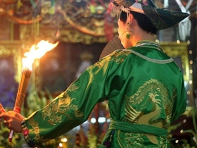 Mở hầu đồng, dàn hàng vàng mã giữa hành lang chung cư