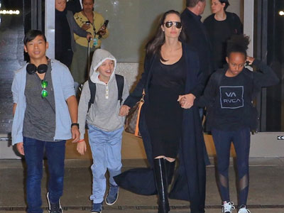 Pax Thiên chững chạc bên mẹ Angelina Jolie
