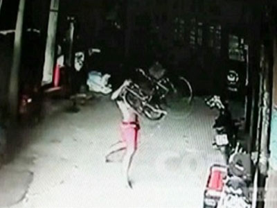 Phẫn nộ clip "quý tử" vác xe đạp đuổi đánh mẹ ở Đồng Nai