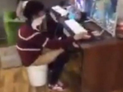 Trung Quốc: "Game thủ chân chính" vừa chơi game vừa... "đi nặng" ngay trong quán