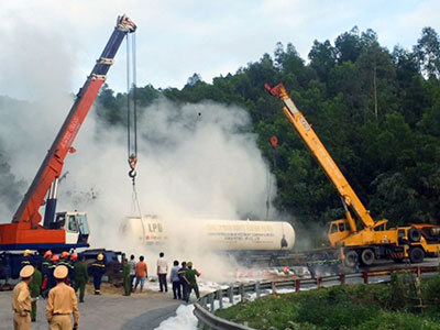 6 giờ "cân não" cứu xe bồn 17 tấn gas lật trên đèo Hải Vân