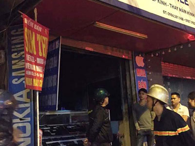 Cháy cửa hàng điện thoại, 8 người nhảy lầu thoát thân