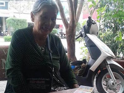 Cụ bà bán vé số bị cướp kéo lê trên đường