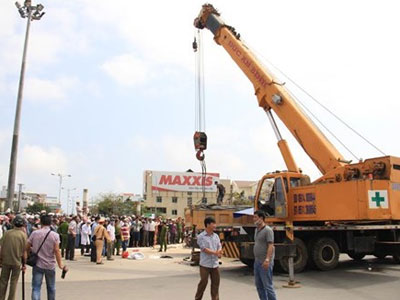 Dùng cẩu nâng xe ben để lấy thi thể người phụ nữ xấu số