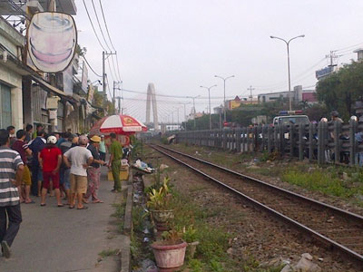 Thanh niên lao đầu vào tàu lửa tự tử