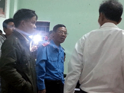 Vạ miệng khi làm việc, thanh tra giao thông bị dân đòi "xử"