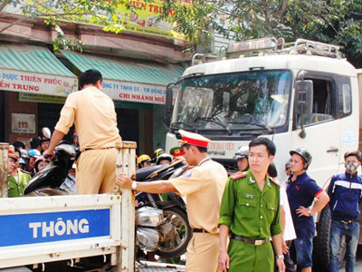 Xe tải tông hai mẹ con chết thảm, bé trai văng gầm taxi thoát chết