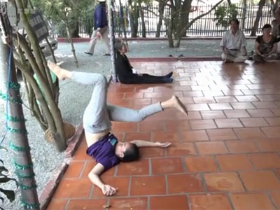 Clip: Hàng trăm người chữa bệnh kỳ lạ trong khu vườn 2.000 m2
