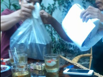 Công an bị dân "tố" nhận hối lộ, "vác" tiền đến… xin tha