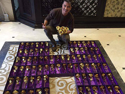 Đàm Vĩnh Hưng chơi trội mua 200 bông hồng bằng vàng 24k tặng fan nữ