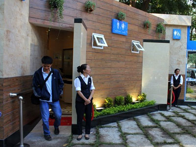 Phụ nữ: “Chúng tôi cần toilet sạch”
