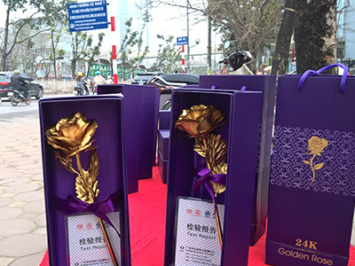 Tiềm ẩn nhiều nguy hại từ hoa hồng dát vàng 24k giá rẻ