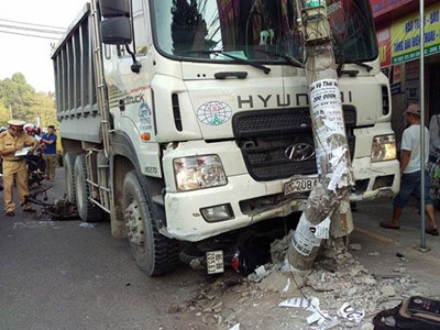 Xe tải đâm gãy dải phân cách, cán nát nhiều xe máy