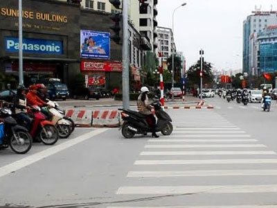 "Của độc" Hà thành: Đứng giữa đường chờ đèn đỏ