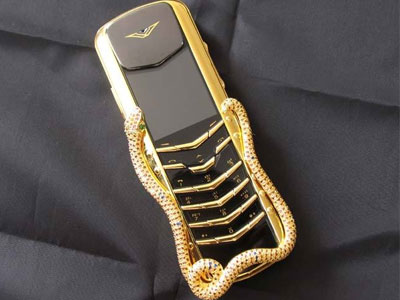 Mua điện thoại Vertu dát vàng làm quà chạy án