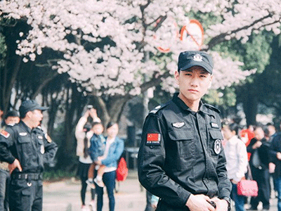 Phát sốt với chàng bảo vệ đẹp ngang ngửa Song Jong Ki của Hậu duệ mặt trời