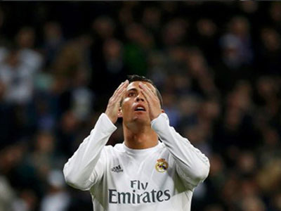 Ronaldo điên đầu vì ghi bàn vẫn bị fan la ó
