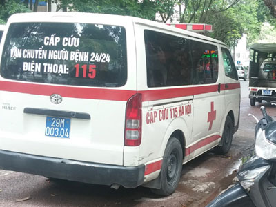 Xe cấp cứu bất lực dù cách nạn nhân 1m