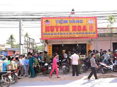 Bắt 5 nghi can cướp tiệm vàng giữa ban ngày