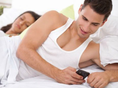 Chồng hay tìm kiếm số điện thoại của gái làng chơi