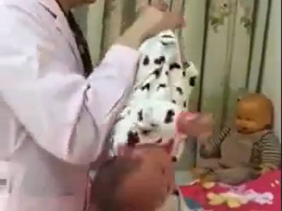 Clip: Bác sỹ tập thể dục cho trẻ như bạo hành khiến bố mẹ nào cũng sốc