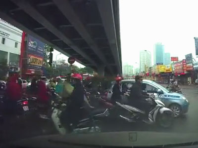 Clip: Hàng trăm xe máy vượt đèn đỏ tại Hà Nội