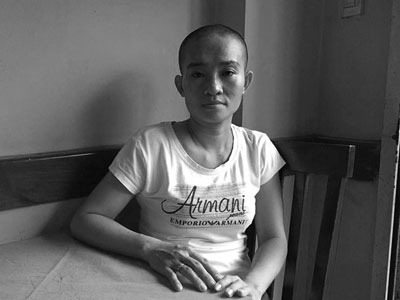 Con gái 6 tuổi bị bắt cóc may mắn trở về, người mẹ cạo trọc đầu cảm ơn đời