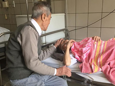 Đằng sau bức ảnh lay động về "soái ca" 85 tuổi chăm sóc vợ đau ốm gây sốt