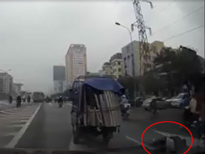 Hoảng hồn xe 3 bánh "đánh rơi" nam thanh niên xuống đường