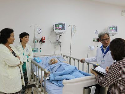 Khối u nặng 13 kg trong ổ bụng cụ bà 100 tuổi