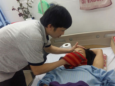 Tình yêu lấp lánh suốt 14 năm chồng Nam chăm vợ Bắc ung thư tủy