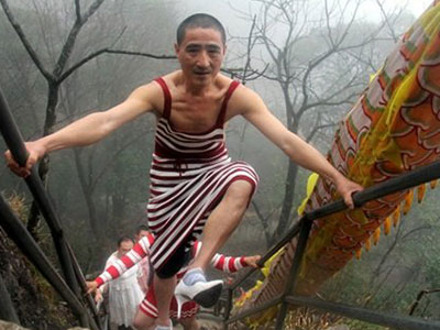 Chiều vợ, chồng mặc váy, đi giày cao gót leo núi