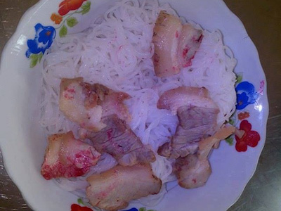 Dư luận hoang mang trước thông tin thịt heo trong tô bún biến thành màu đỏ