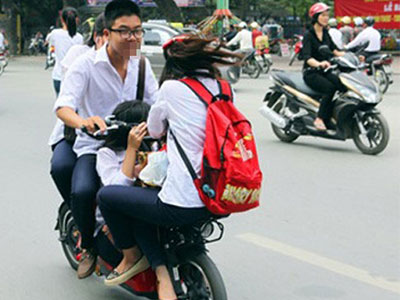 Buộc học sinh vi phạm giao thông nghỉ học là trái luật