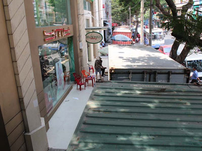 Đem 9 container bít lối đi nhiều công ty, nhà hàng