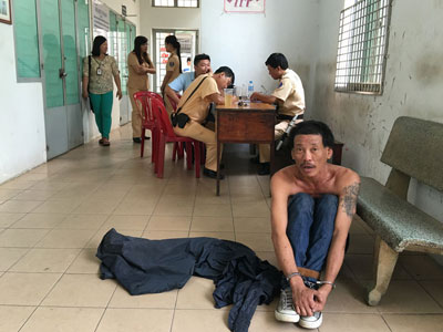 Tài xế "xe điên" dùng dao đâm Cảnh sát, tháo chạy như "phim"