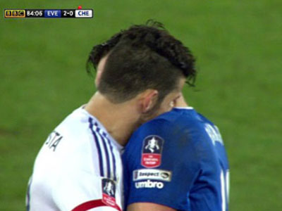 Nghi vấn Diego Costa cắn cổ Barry