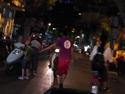 Nỗi khiếp sợ khi đi qua phố “trai vẫy” ở Thủ đô