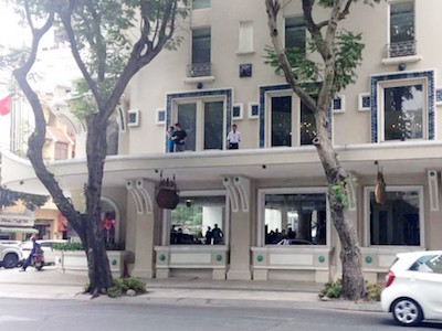 Rơi xuống mái hiên khách sạn, một người nước ngoài tử vong