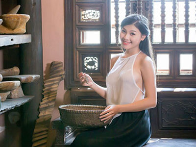 Bộ ảnh "cô lang y" mặc áo yếm mỏng tang gây xôn xao mạng xã hội