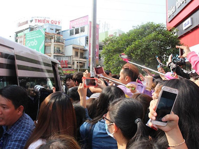 Fan nhạc Hàn tràn xuống kín đường, xe cấp cứu cũng kẹt cứng