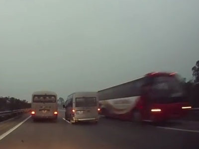 Hà Nội "cấm cửa" xe khách phóng ngược chiều cao tốc Nội Bài-Lào Cai